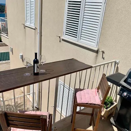 Comfort 1-bedroom With Pool & Sea View * 챠브타트