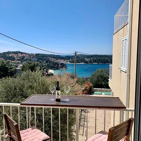 Comfort 1-bedroom With Pool & Sea View 챠브타트