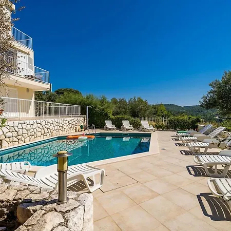 Comfort 1-bedroom With Pool & Sea View 챠브타트