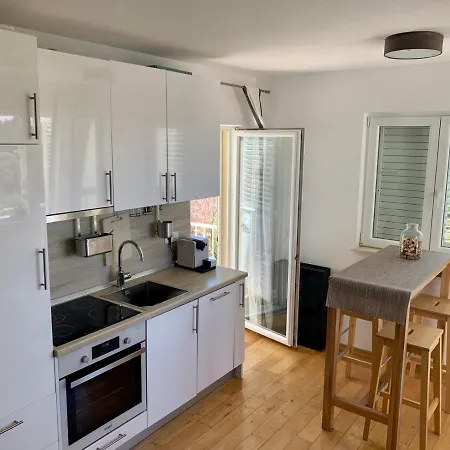 Comfort 1-bedroom With Pool & Sea View 챠브타트