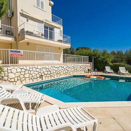 Comfort 1-bedroom With Pool & Sea View *