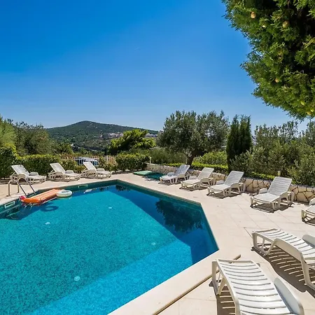 Comfort 1-bedroom With Pool & Sea View *